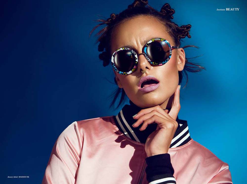 model-magazin-fashion-institute-beauty-marie-dahmen-sunglasses-pink-bomber-blue-background-cheeky-bad